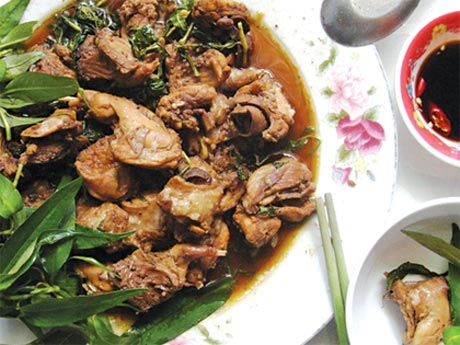 Sẽ chưa thưởng thức hết những đặc sản nếu như chưa ăn chuột đồng xào rau răm khi xuống miền Tây. 