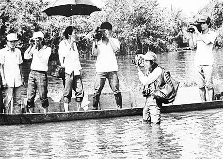 Các nhà báo tác nghiệp trên vùng lũ lụt. Ảnh: Tư Liệu