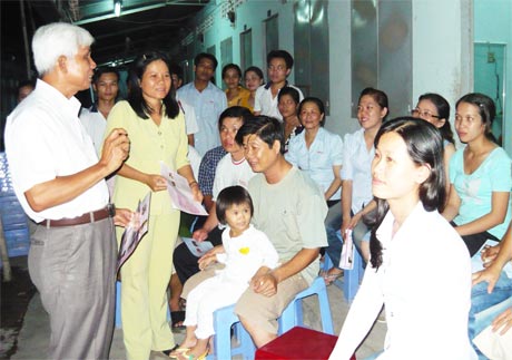 Tuyên truyền về chăm sóc sức khỏe tại khu nhà trọ CNTQ.