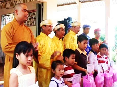 Khen thưởng  những tấm gương học tập xuất sắc của con cháu  dòng họ Hồ Đắc nhân dịp giỗ Tổ  lần thứ 37.