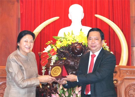 Bí thư Tỉnh ủy Trần Thế Ngọc tặng quà lưu niệm cho bà Pany Yathotou, Chủ tịch Quốc hội Lào.