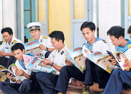Báo Xuân Ấp Bắc đến với bộ đội Trường Sa. Ánh: DUY SƠN