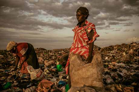  Giải nhất hạng mục Con người: AMONGST THE SCAVENGERS – Vào cuối ngày những người phụ nữ được cho phép vào nhặt phế liệu ở một bãi rác. Tác giả: Micah Albert.