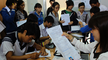   Thí sinh nộp hồ sơ đăng ký dự thi vào Trường đại học Tài chính - marketing năm 2012. Năm 2013, trường sẽ không tuyển sinh bậc CĐ. (Ảnh: Như Hùng)       Các trường ĐH lớn tại TP.HCM như Kinh tế, Sư phạm, Khoa học tự nhiên, Luật, Sư phạm kỹ thuật, Giao thông vận tải... đều giữ chỉ tiêu như năm trước. Một số trường dự kiến tăng chỉ tiêu như ĐH Công nghiệp TP.HCM dự kiến tăng 500 chỉ tiêu bậc ĐH, Hoa Sen tăng 200 chỉ tiêu, Nông lâm TP.HCM tăng 550 chỉ tiêu.       Thay đổi cách tuyển       Tại Trường ĐH Nông lâm TP.HCM, mặc dù tổng chỉ tiêu tăng, nhưng một số ngành có nhu cầu xã hội ít bị cắt giảm chỉ tiêu so với năm 2012 như ngành dược thú y, công nghệ rau quả, bản đồ học, quản lý đất đai...      
