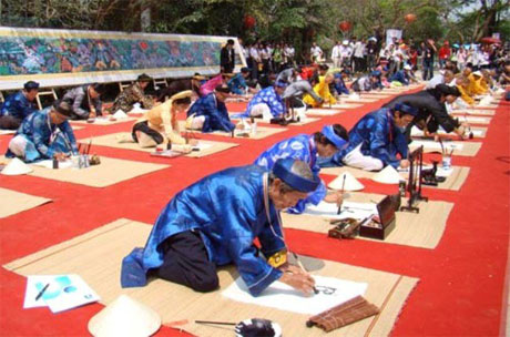 Các ông đồ làm lễ khai danh tại Hội ngộ ông Đồ lần thứ nhất năm 2010.