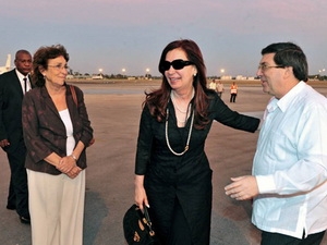 Tổng thống Cristina được Ngoại trưởng Cuba, Bruno Rodríguez Parrilla, đón tại sân bay. Ảnh: Phủ tổng thống Argentina