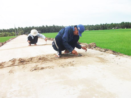 Một trong những tuyến đường giao thông nông thôn được nâng cấp, mở rộng theo tiêu chí NTM.