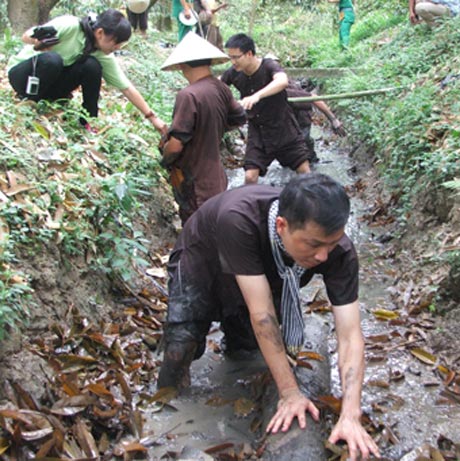 Tát mương bắt cá là một trong những dịch vụ phục vụ du khách ở Tiền Giang.