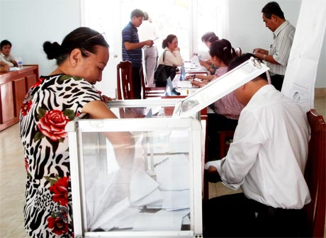 Người dân bốc thăm nhận nền bố trí tái định cư thuộc khu dân cư  kinh Xáng Cụt, phường 6.
