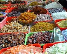 Các loại mứt, ô mai không rõ nguồn gốc tràn lan (Ảnh: P.H)
