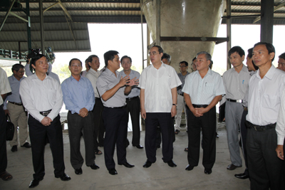 Lãnh đạo Công ty Cổ phần bảo vệ thực vật An Giang báo cáo Phó Thủ tướng Nguyễn Thiện Nhân về mô hình cánh đồng mẫu lớn. - Ảnh: VGP/Từ Lương