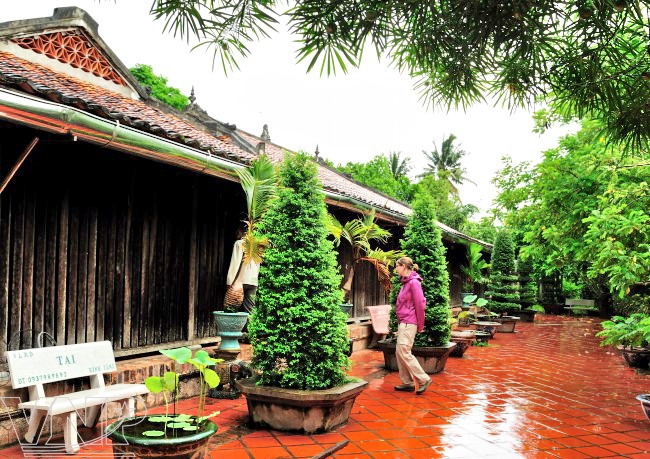 Du khách tnước ngoài tham quan ngôi nhà cổ ông Trần Tuấn Kiệt (ảnh: báo Ảnh Việt Nam)