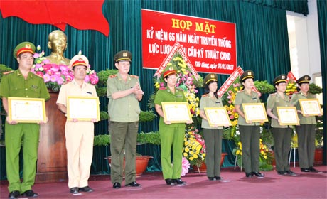 Thiếu tướng Nguyễn Chí Phi, Giám đốc Công an tỉnh trao Bằng khen cho các tập thể và cá nhân.