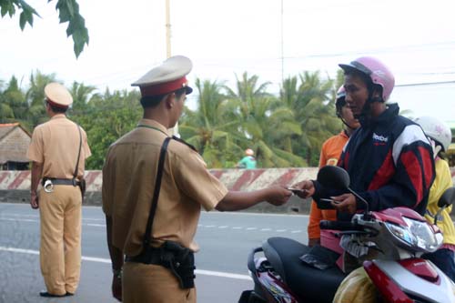 Lực lượng CSGT đường bộ-đường sắt Tiền Giang làm nhiệm vụ kiểm soát trên QL.1. Ảnh: P.Long