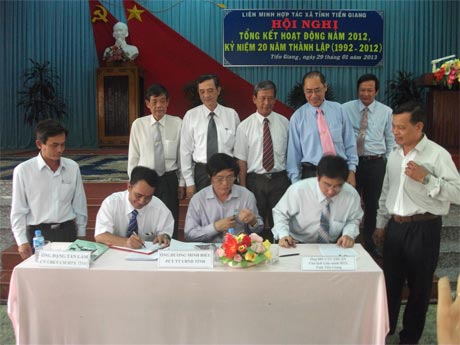Các đơn vị kinh tế tập thể ký giao ước thi đua năm 2013.