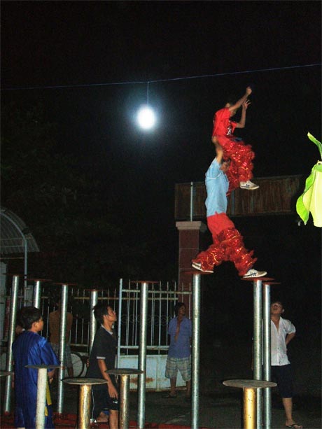Đội lân xã Phú An trên sân tập.