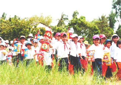 Trẻ em xã Phú Thạnh hân hoan với quà Trung thu (ảnh chỉ có tính minh họa) Ảnh: DUY ANH