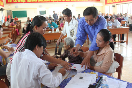 Phòng Lao động Thương binh và Xã hội Chợ Gạo làm thủ tục phát quà tết 2013.