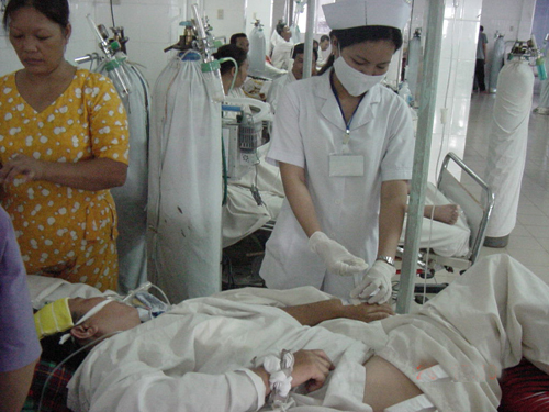 Chăm sóc bệnh nhân tại BV ĐKTT Tiền Giang. Ảnh: N.H