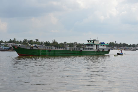 Giao thông thủy đảm nhận vận chuyển một lượng hàng hóa lớn cho ĐBSCL. Ảnh: Vân Anh