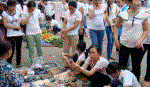 Công nhân mua sắm Tết