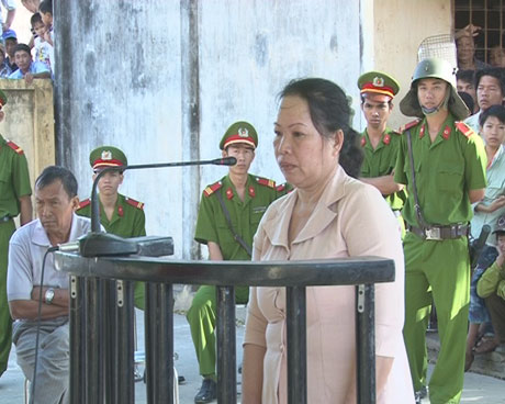 Nguyễn Thi Kim Loan trước vành móng ngựa.