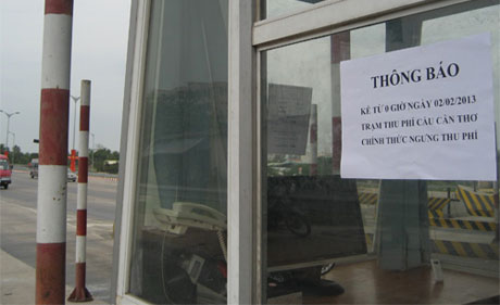 Thông báo ngưng thu phí được dán tại các chốt.