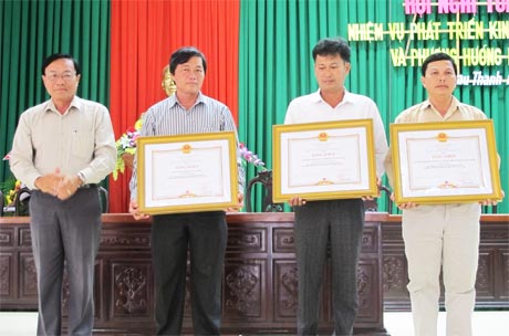 Lãnh đạo  Sở Nội vụ  trao Bằng khen của  Thủ tướng Chính phủ  cho 3 tập thể hoàn thành  xuất sắc  nhiệm vụ  5 năm liền.