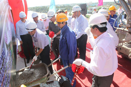 Đại diện lãnh đạo Bộ Giao thông Vận tải, UBND tỉnh, Sở GTVT, đổ mẻ bê tông hợp long cầu Chợ Gạo