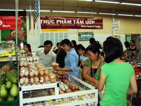 Đông đảo người dân đến mua sắm tết tại Co.opMart Mỹ Tho. 