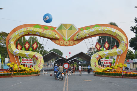 Chào với con rắn khổng lồ.