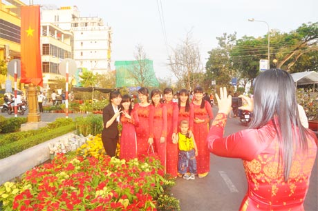 Người dân đi Chợ hoa Xuân để thưởng lãm, chụp ảnh lưu niệm là chính.