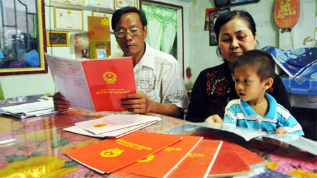 Khi hạn điền được nới rộng, người nông dân không còn lo lắng khi phải nhờ người khác đứng tên giấy chứng nhận quyền sử dụng đất.         (Ảnh chỉ có tính minh họa)