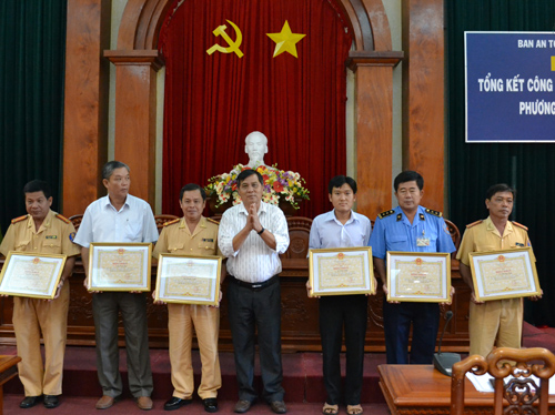 Lực lượng CSGT đường bộ-đường sắt Tiền Giang làm nhiệm vụ kiểm soát trên QL.1. Ảnh: P.Long