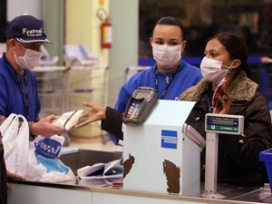  Người dân tại nhiều nước trên thế giới đeo khẩu trang phòng cúm. (Ảnh: AFP)