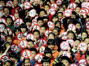 Các em học sinh giơ cao biểu ngữ 