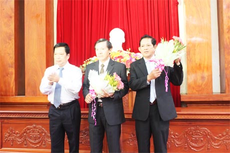 Bí thư Tỉnh ủy Trần Thế Ngọc vinh danh các tiến sĩ.