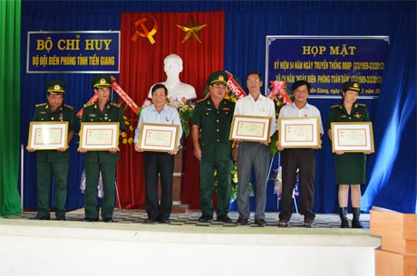 Đại tá Phan Hồng Châu, Chỉ huy trưởng Biên phòng tỉnh trao tặng Kỷ niệm chương “Vì chủ quyền an ninh biên giới”.