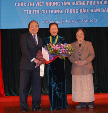 Phó Thủ tướng Nguyễn Xuân Phúc và nguyên Phó Chủ tịch nước Nguyễn Thị Bình, Chủ tịch Ủy ban  Giải thưởng trao chứng nhận và tặng hoa cho PGS.TS Bạch Khánh Hòa.