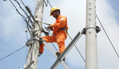 Bảo trì lưới điện để tránh thất thoát. Ảnh: Vân Anh