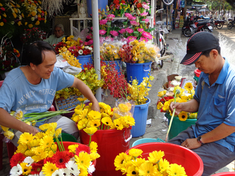 Nhân viên cửa hàng hoa Tuyết Hồng tất bật chuẩn bị hoa cho ngày 8-3.