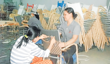 Công nhân Công ty TNHH Giang Mây Việt  đan ghế nhựa  giả mây.