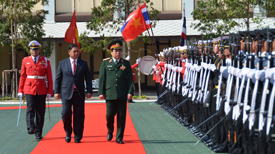  Bộ trưởng Phùng Quang Thanh và Bộ trưởng Sukumpol Suwanatat duyệt đội danh dự Quân đội Thái Lan.