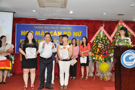 Bí thư Tỉnh ủy Trần Thế Ngọc chúc mừng nữ cán bộ nhân kỷ niệm  Ngày Quốc tế Phụ nữ 8-3 năm nay.		                                 Ảnh: HẠNH NGA