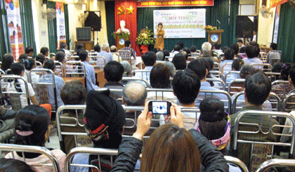       Quang cảnh buổi lễ mít tinh hưởng tứng Tuần lễ glôcôm thế giới. Ảnh: VOV