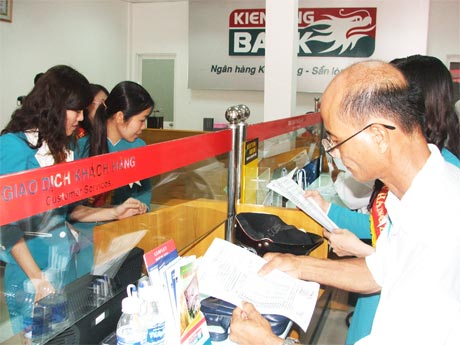 Khách hàng đến giao dịch tại KienLongBank, chi nhánh Tiền Giang.
