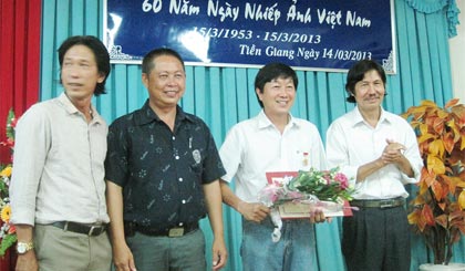 NSNA Duy Anh (thứ 2 từ phải sang) nhận Kỷ niệm chương.