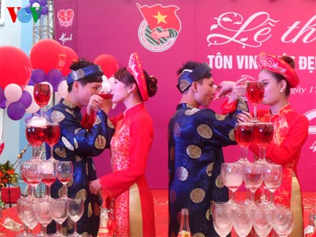Cô dâu chú rể uống rượu giao bôi