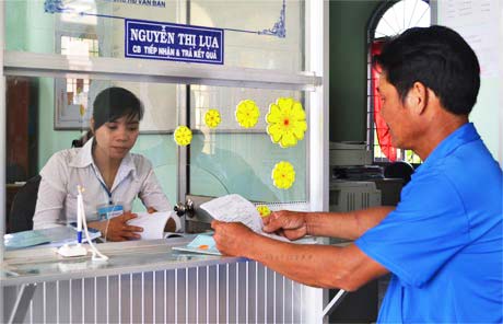 Cán bộ một cửa xã Mỹ Phước tiếp nhận hồ sơ.