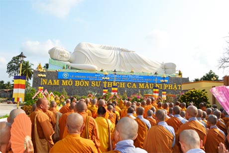Các tăng, ni, phật tử đến dự Lễ  khánh thành tượng Phật nhập niết bàn.